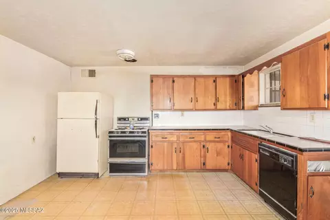 Kitchen - 202 E Jacinto St, Tucson, AZ 85705 photo 2 of 3