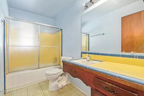 Bath - 202 E Jacinto St, Tucson, AZ 85705 photo 1 of 1