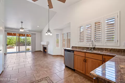 Kitchen - 10030 E Paseo San Bruno, Tucson, AZ 85747 photo 3 of 5