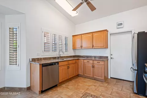Kitchen - 10030 E Paseo San Bruno, Tucson, AZ 85747 photo 2 of 5