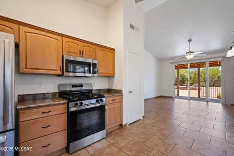 Kitchen - 10030 E Paseo San Bruno, Tucson, AZ 85747 photo 4 of 5
