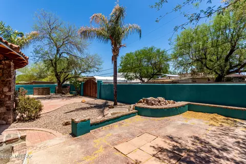 Exterior - 2301 W Holladay St, Tucson, AZ 85746 photo 7 of 8