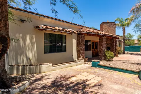 Exterior - 2301 W Holladay St, Tucson, AZ 85746 photo 5 of 8