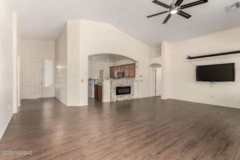 Living - 13870 E Va Valderrama, Vail, AZ 85641 photo 3 of 4