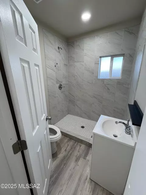 Bath - 1385 E Hedrick Dr, Tucson, AZ 85719 photo 1 of 3