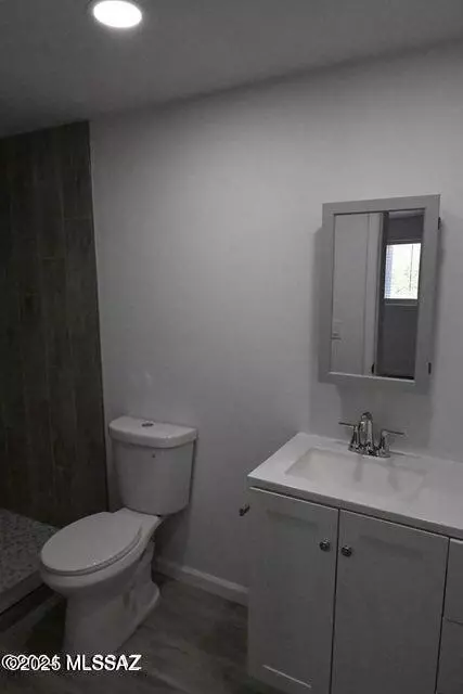 Bath - 1385 E Hedrick Dr, Tucson, AZ 85719 photo 3 of 3