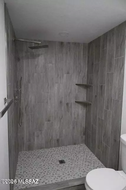 Bath - 1385 E Hedrick Dr, Tucson, AZ 85719 photo 2 of 3