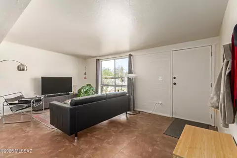 Living - 4678 E 25th St, Tucson, AZ 85711 photo 2 of 6