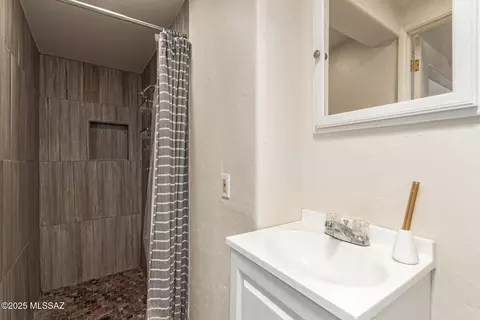 Bath - 4678 E 25th St, Tucson, AZ 85711 photo 1 of 2
