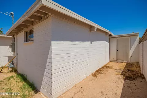 Exterior - 4678 E 25th St, Tucson, AZ 85711 photo 2 of 4