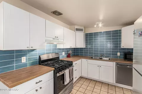 Kitchen - 4678 E 25th St, Tucson, AZ 85711 photo 2 of 4