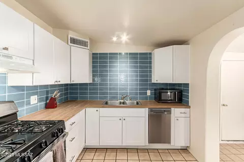 Kitchen - 4678 E 25th St, Tucson, AZ 85711 photo 4 of 4