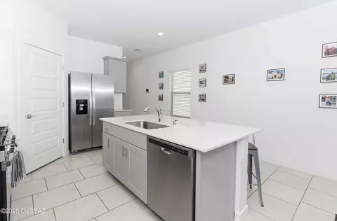 Kitchen - 12783 E Joffroy Dr, Vail, AZ 85641 photo 7 of 8