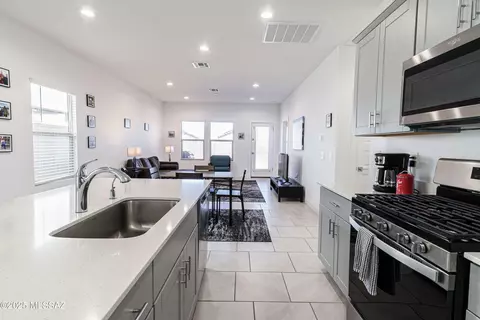 Kitchen - 12783 E Joffroy Dr, Vail, AZ 85641 photo 4 of 8