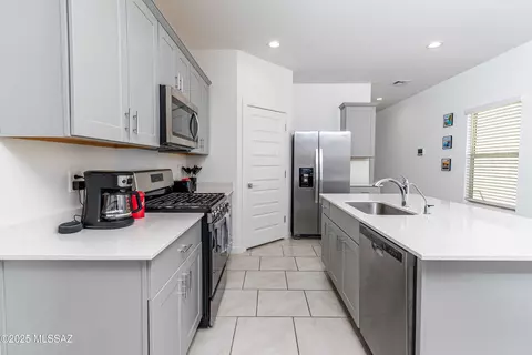 Kitchen - 12783 E Joffroy Dr, Vail, AZ 85641 photo 3 of 8