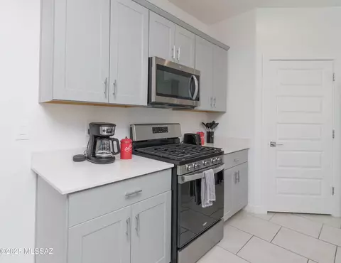 Kitchen - 12783 E Joffroy Dr, Vail, AZ 85641 photo 6 of 8