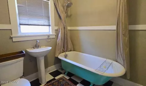 Bath - 500 Bisbee Rd, Bisbee, AZ 85603 photo 3 of 3
