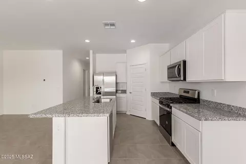 Kitchen - 9840 E Gray Hawk Dr, Tucson, AZ 85730 photo 3 of 5