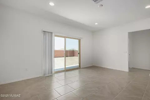 Living - 9840 E Gray Hawk Dr, Tucson, AZ 85730 photo 2 of 3