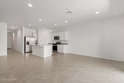 Living - 9840 E Gray Hawk Dr, Tucson, AZ 85730 photo 1 of 3