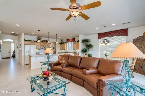 615 W Moorwood St, Green Valley, AZ 85614