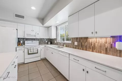 Kitchen - 898 E Millenium Ct, Tucson, AZ 85719 photo 4 of 5
