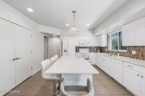 Kitchen - 898 E Millenium Ct, Tucson, AZ 85719 photo 3 of 5