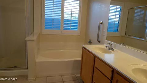 Bath - 10169 E Gray Hawk Dr, Tucson, AZ 85730 photo 2 of 2