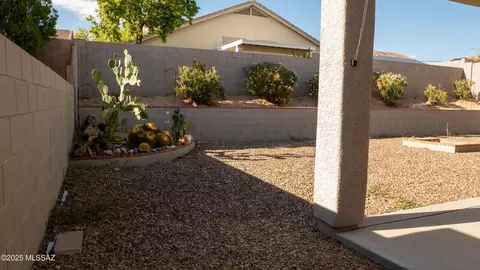 Exterior - 10169 E Gray Hawk Dr, Tucson, AZ 85730 photo 4 of 5