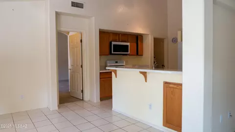 Kitchen - 10169 E Gray Hawk Dr, Tucson, AZ 85730 photo 2 of 4