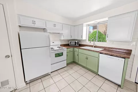 3043 E Blacklidge Dr, Tucson, AZ 85716