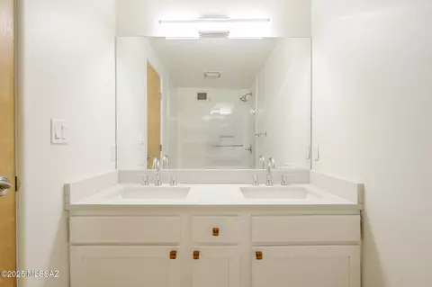 Bath - 6000 E River Rd, Tucson, AZ 85750 photo 2 of 4