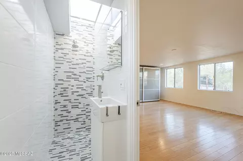 Bath - 6000 E River Rd, Tucson, AZ 85750 photo 1 of 4