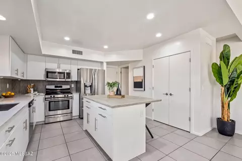 Kitchen - 951 E Millenium Ct, Tucson, AZ 85719 photo 4 of 9