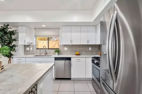 Kitchen - 951 E Millenium Ct, Tucson, AZ 85719 photo 7 of 9