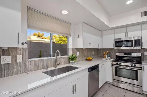 Kitchen - 951 E Millenium Ct, Tucson, AZ 85719 photo 3 of 9