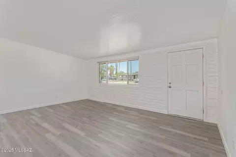 Living - 4041 E Dover Stra, Tucson, AZ 85706 photo 2 of 4