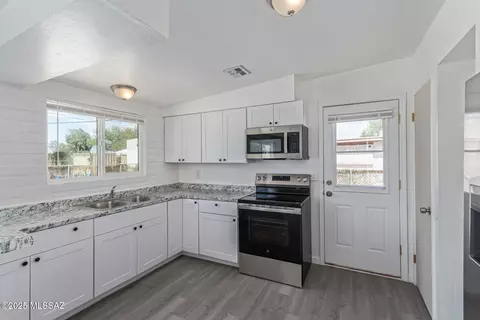 Kitchen - 4041 E Dover Stra, Tucson, AZ 85706 photo 1 of 5