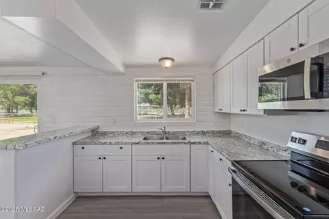 Kitchen - 4041 E Dover Stra, Tucson, AZ 85706 photo 5 of 5