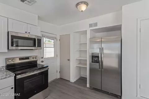 Kitchen - 4041 E Dover Stra, Tucson, AZ 85706 photo 4 of 5