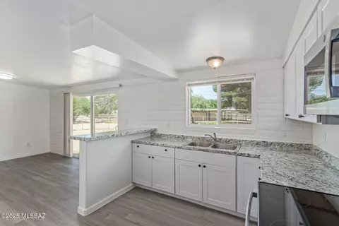 Kitchen - 4041 E Dover Stra, Tucson, AZ 85706 photo 2 of 5