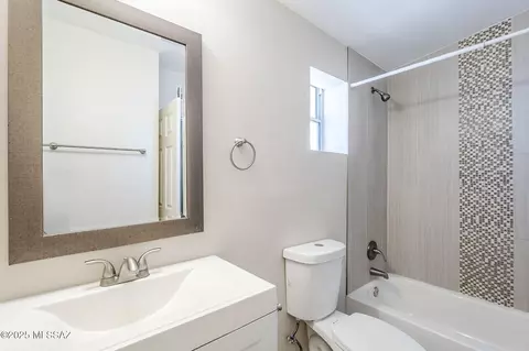 Bath - 18 E Mac Iver Pl, Tucson, AZ 85705 photo 3 of 3