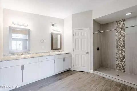 Bath - 18 E Mac Iver Pl, Tucson, AZ 85705 photo 1 of 3