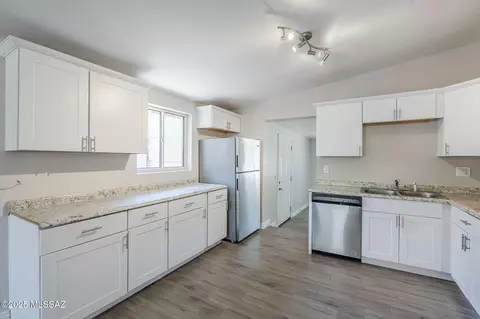 Kitchen - 18 E Mac Iver Pl, Tucson, AZ 85705 photo 2 of 4