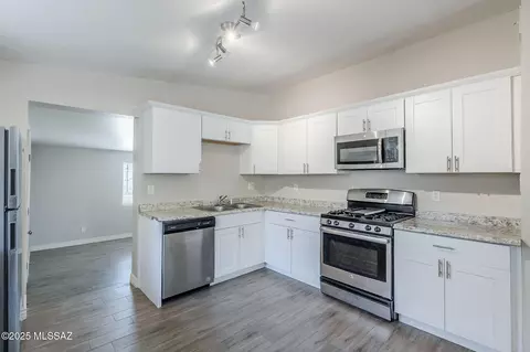 Kitchen - 18 E Mac Iver Pl, Tucson, AZ 85705 photo 3 of 4