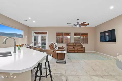 8183 N Sombrero Point Dr, Tucson, AZ 85743