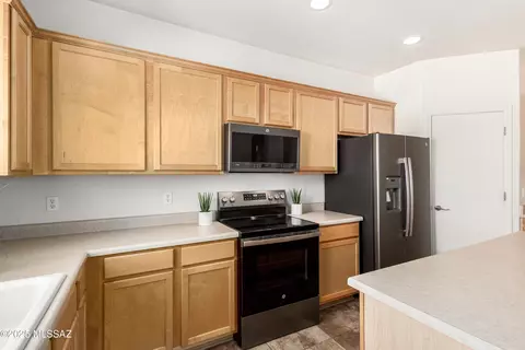 Kitchen - 12641 E Red Iron Trl, Vail, AZ 85641 photo 3 of 3