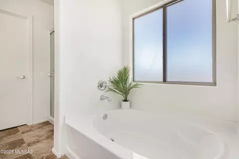 Bath - 12641 E Red Iron Trl, Vail, AZ 85641 photo 2 of 5