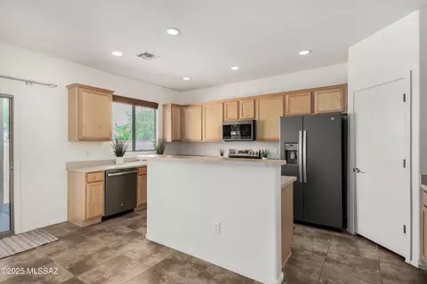 Kitchen - 12641 E Red Iron Trl, Vail, AZ 85641 photo 2 of 3