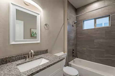 Bath - 125 E Stone Ct, Tucson, AZ 85705 photo 3 of 7